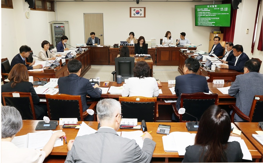 ▲ 충북도의회 산업경제위원회(위원장 김꽃임)는 10일 제426회 정례회 제1차 회의를 열고 경제통상국, 과학인재국, 투자유치국, 농정국, 농업기술원, 경제자유구역청 등 6개 소관 부서에 대한 ‘2024회계연도 결산 및 예비비 지출’을 심사했다.ⓒ충북도의회