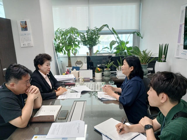 ▲ 남경순 경기도의회 의원(국힘·수원1)이 9일 도의회에서 경기도 소상공인과 관계자들과 정담회를 진행하고 있다. ⓒ경기도의회 제공