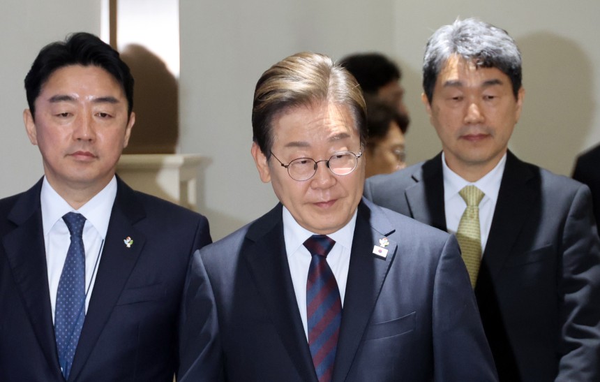 ▲ 이재명 대통령이 10일 국무회의에 입장하고 있다. /뉴시스