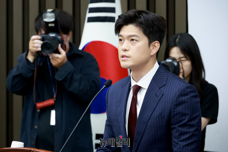 ▲ 김용태 국민의힘 비상대책위원장이 9일 국회에서 열린 의원총회에 참석해 모두발언을 하고 있다. ⓒ이종현 기자