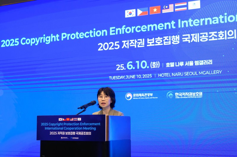 ▲ 문화체육관광부와 한국저작권보호원은 케이-콘텐츠 저작권 침해에 대응하기 위해 10일 호텔 나루 서울 엠갤러리에서 '2025 저작권 보호 집행 국제공조회의'를 개최했다. 정향미 문체부 저작권국장이 인사말을 전하고 있다.ⓒ문체부