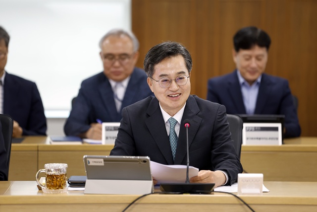 ▲ 김동연 경기도지사가 10일 도청에서 열린 도정열린회의에서 발언하고 있다. ⓒ경기도 제공