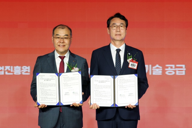 ▲ '대학-화성시 기업 기술경쟁력 강화를 위한 업무협약'을 체결한 정명근 화성특례시장(오른쪽)과 홍원화 한국연구재단 이사장ⓒ화성시 제공