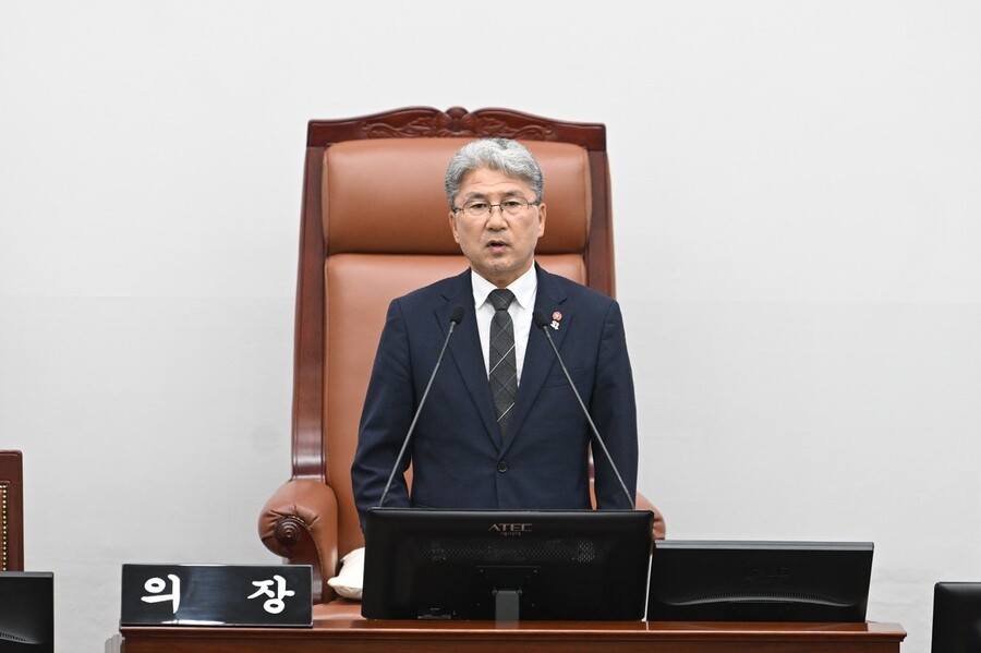 ▲ 이상봉 제주특별자치도의회 의장이 10일 개회한 ‘제주특별자치도의회 제439회 도의회 제1차 정례회’에서 개회사를 하고 있다. ⓒ제주특별자치도의회 제공