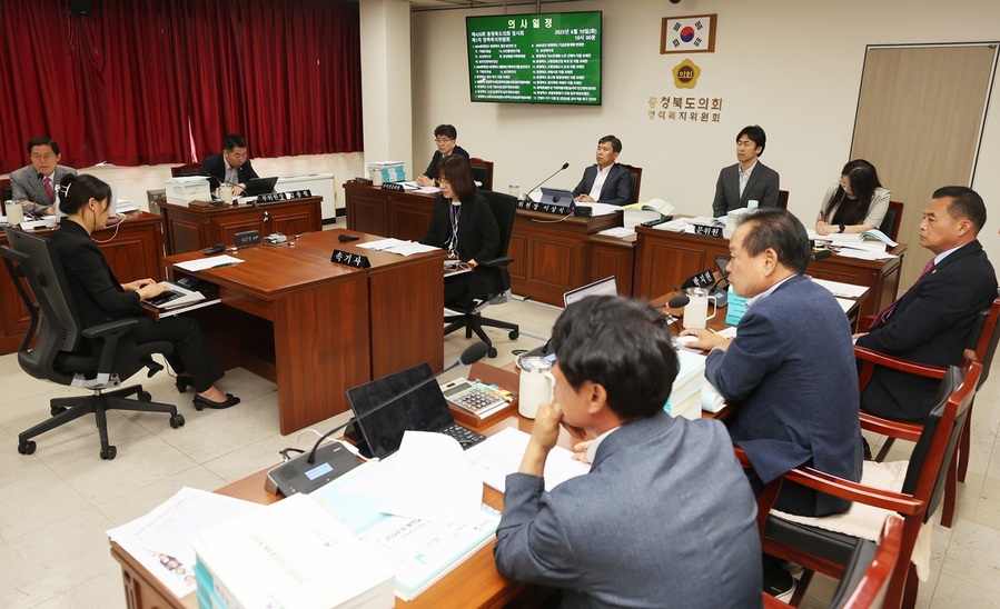 ▲ 충북도의회 정책복지위원회(위원장 이상식)는 10일 제426회 정례회 1차 회의를 열어 위원회 소관 5개 부서에 대한 2024회계연도 충북도 결산 및 세출예산 예비비지출 승인의 건과 조례안 및 변경안 등 16건을 심사했다.ⓒ충북도의회