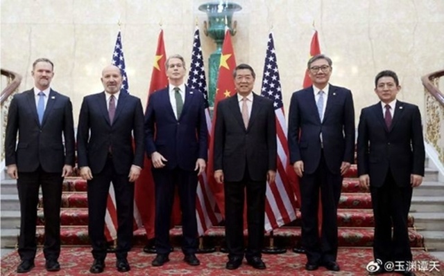 ▲ (좌로부터) 미국 제이미슨 그리어 미국무역대표부(USTR) 대표, 하워드 루트닉 상무장관, 스콧 베센트 재무장관, 중국 허리펑 부총리, 왕원타오 상무부장, 리청강 상무부 부부장 겸 국제무역담당 대표 등 미·중 대표단이 기념촬영을 하고 있다. 250609 위위안탄톈 웨이보 갈무리. ⓒ연합뉴스