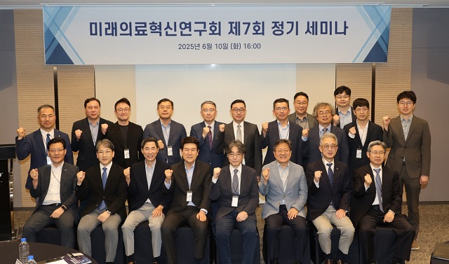 ▲ 포항시가 10일 보코서울강남에서 열린 미래의료혁신연구회 제7회 정기세미나에 참석해 지역의료혁신과 의사과학자 양성의 중요성을 강조했다.ⓒ포항시
