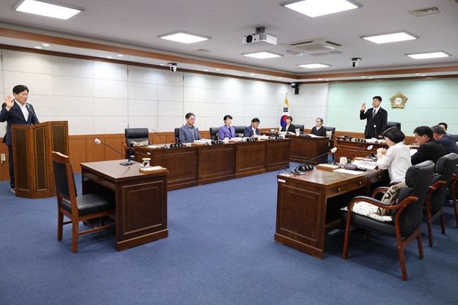 ▲ 동해시의회(의장 민귀희) 행정사무감사특별위원회(위원장 안성준)가 10일 감사실시를 선포하고 기획예산담당관, 동해시시설관리공단, 홍보감사담당관, 농업기술센터 등 총 4개 부서 소관 업무에 대한 1일차 행정사무감사 활동을 실시했다.
ⓒ동해시
