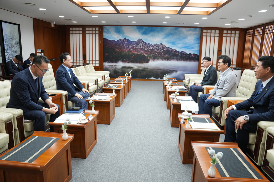 ▲ 함평군-전남도 간담회 사진
왼쪽 앞부터, 윤진호 기획조정실장, 김영록 전남도지사
오른쪽 앞부터 오민수 함평군 사회단체협의장, 이상익 함평군수, 장정진 기획예산실장 ⓒ함평군 제공
