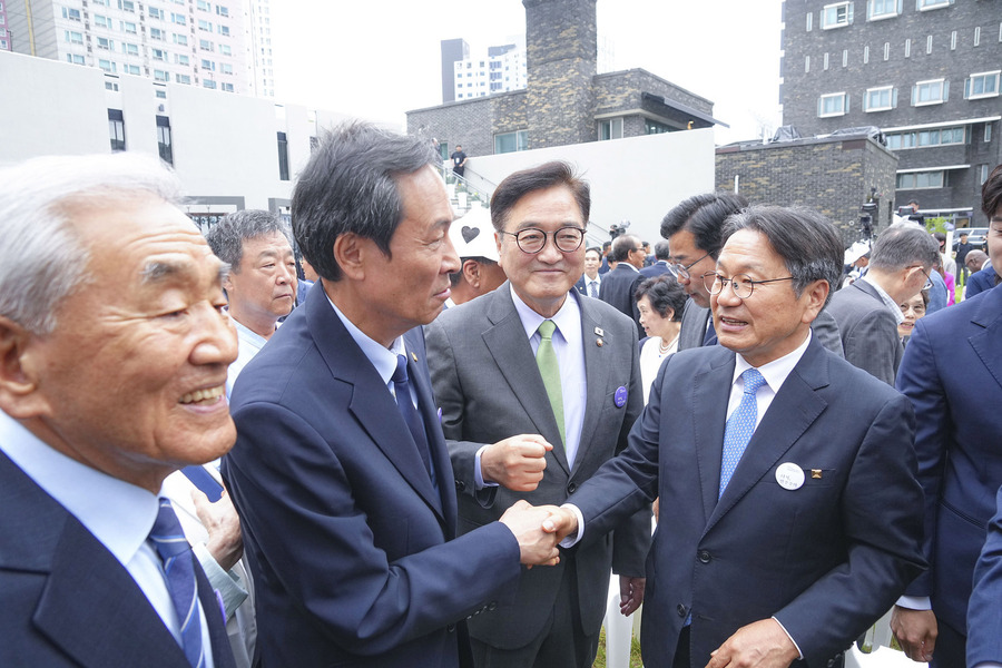 ▲ 강기정 광주광역시장이 10일 서울 용산구 민주화운동기념관(옛 남영동 대공분실)에서 열린 ‘제38주년 6·10민주항쟁 기념식 및 민주화운동기념관 개관식’에 참석해 우원식 국회의장, 우상호 대통령실 정무수석, 이재오 민주화운동기념사업회 이사장 등 내빈들과 인사를 나누고 있다. ⓒ광주광역시 제공