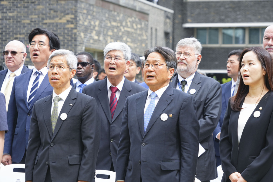 ▲ 강기정 광주광역시장이 10일 서울 용산구 민주화운동기념관(옛 남영동 대공분실)에서 열린 ‘제38주년 6·10민주항쟁 기념식 및 민주화운동기념관 개관식’에 참석해 민주주의를 향한 염원을 담은 노래 ‘그날이 오면’을 제창하고 있다. ⓒ광주광역시 제공