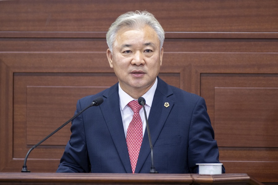 ▲ 권광택 경상북도의회 의원(국민의힘, 안동)은 6월 10일 개최된 제356회 제1차 정례회 본회의 도정질문을 통해 경북지역 산불 피해 복구 및 향후 대응 방안, 중앙선 철도망 활성화, 육군사관학교의 안동 이전, 경상북도교육청의 유아교육진흥원 북부분원 건립, 안동 길주중학교 학교복합시설 조성 사업 등 도정과 교육 현안 전반에 걸쳐 질문했다.ⓒ경북도의회