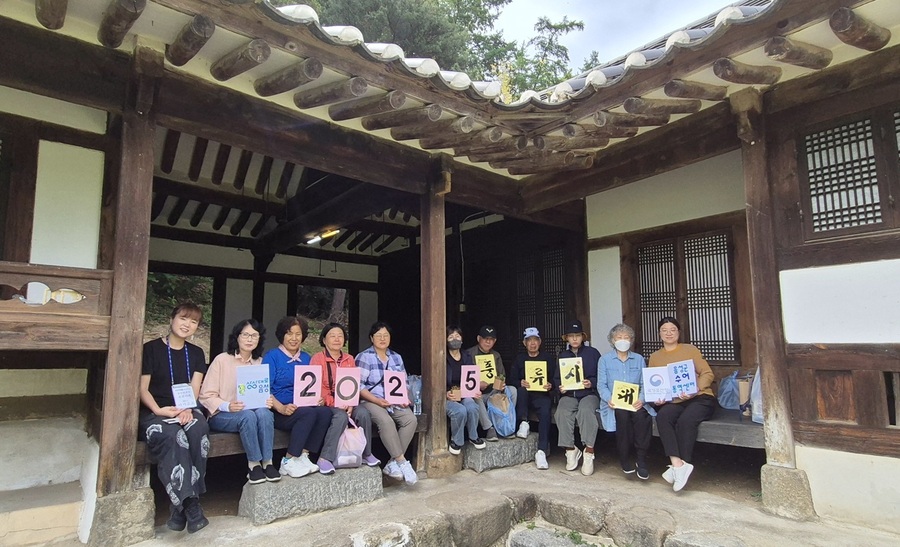 ▲ 음성군이 국가유산청과 충북도의 후원으로 ㈜잼토리와 함께 지난달부터 본격적으로 운영하는 2025년 고택·종갓집 활용사업 ‘팔성리 풍류시대’가 큰 인기를 끌고 있다.ⓒ음성군