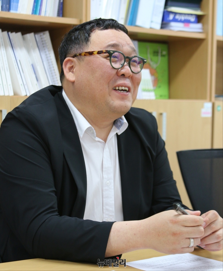 ▲ 이후기 건양대학교 라이즈사업추진단 위원장이 뉴데일리와 인터뷰를 하면서 밝게 웃고 있다.ⓒ이길표 기자