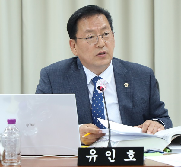 ▲ 세종시의회 유인호 의원이 최근 열린 교육안전위원회 행정사무감사에서 세종시교육청의 타지키스탄 디지털 교육 협력 MOU 체결 관련 국외출장 계획에 대해 예산 집행의 투명성과 일정 구성의 타당성 부족을 지적하고 있다.ⓒ세종시의회