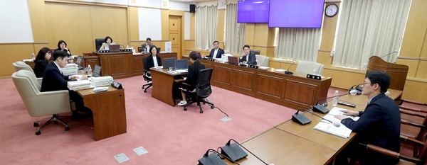 ▲ 교육위원회(위원장 이금선)가 제287회 제1차 정례회 제1차 회의에서 교육정책 전략국 소관 조례안·동의안 각 2건을 심사하고, 보고 2건을 청취했다.ⓒ대전시의회