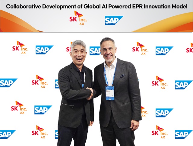 ▲ 지난달 28일, 스페인 마드리드에서 열린 SAP 사파이어 행사에서 SK AX 손건일 Enterprise서비스부문장(왼쪽)과 SAP 마노스 랩토폴로스 최고매출책임자(CRO, Chief Revenue Officer for APAC, EMEA&MEE )가 손을 맞잡고 협력을 다짐했다.ⓒSK AX