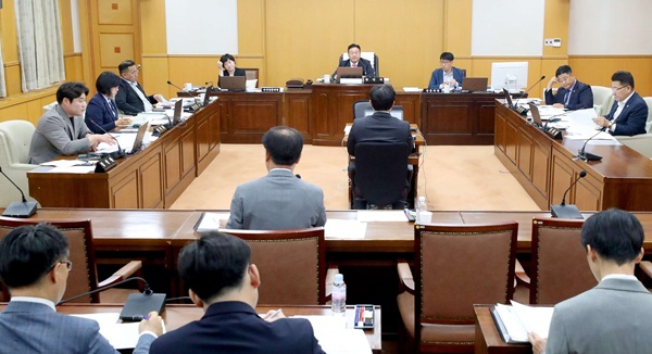 ▲ 10일 산업 건설위원회가 1차 회의를 열고 미래 전략산업실, 기업지원국, 교통국 소관 안건 심사에 착수했다.ⓒ대전시의회