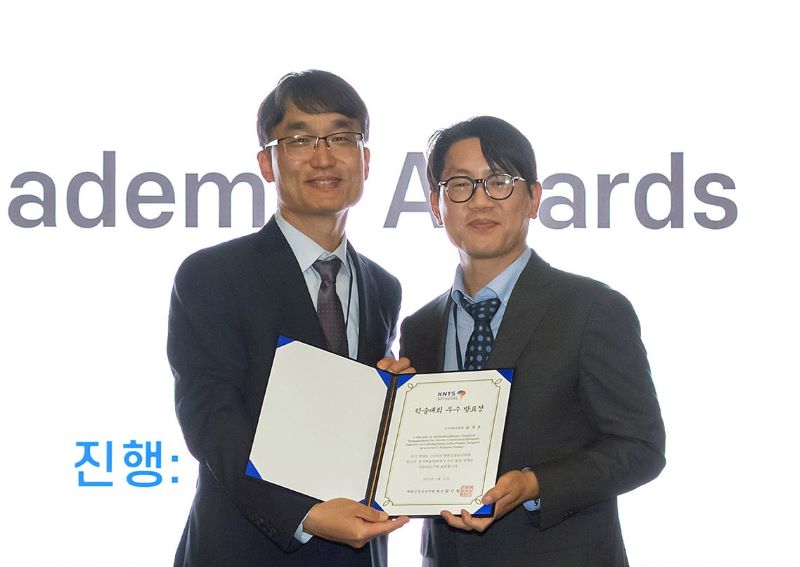 ▲ 단국대병원 충남권역외상센터 윤정호(오른쪽) 교수가 대한신경손상학회 학술대회에서 '우수 발표상'을 수상하고 있다.ⓒ단국대병원