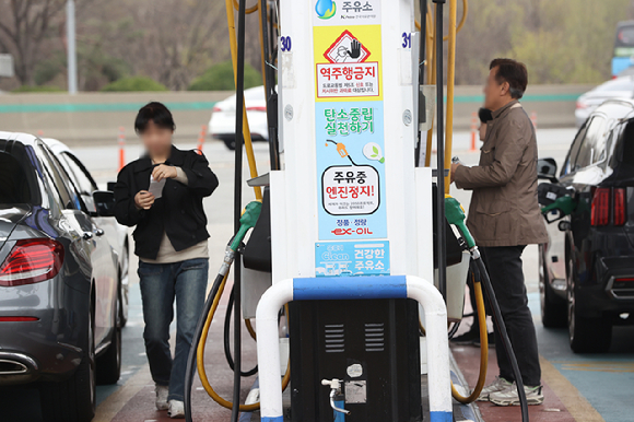 ▲ 서울 시내 한 주유소에서 시민들이 휘발유를 주유하고 있다.ⓒ연합뉴스