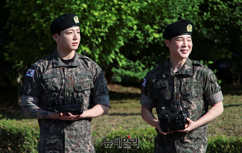 ▲ 군 복무를 마친 방탄소년단(BTS)의 정국과 지민이 11일 오전 경기 연천군 연천공설운동장에서 열린 전역식에서 소감을 밝히고 있다. ⓒ경기 연천=서성진 기자
