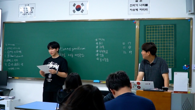 ▲ 중국 산둥성 웨이하이한국학교에서 진행된 ‘AI 기반 진로챗봇 만들기’ 교육 모습. ⓒ꾸미루미 제공