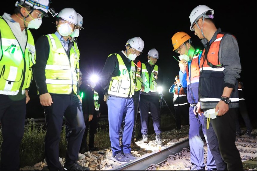 ▲ 이성해 국가철도공단 이사장(가운데)이 11일 오전 1시 경부선 평택역~성환역 구간 선로 자갈을 교체·정비하는 유지보수 현장을 방문해 작업 현황을 점검하고 있다. ⓒ국가철도공단 제공