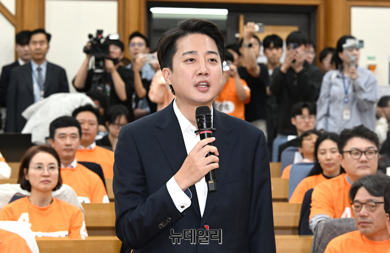 ▲ 이준석 개혁신당 대선 후보가 3일 오후 방송 3사 출구조사 발표를 확인한 뒤 국회 의원회관에 마련된 당 개표상황실에 방문해 소감을 밝히고 있다. /뉴데일리DB