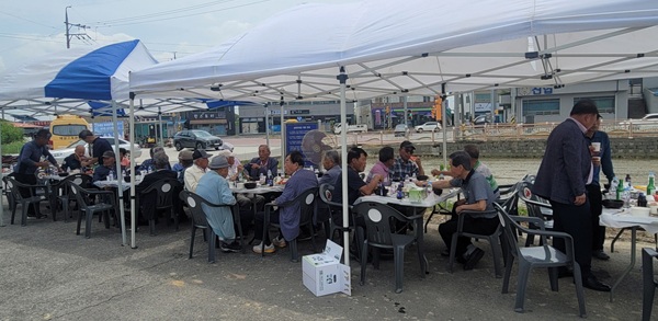 ▲ 구룡면 노인회분회(분회장 김조신)는 지난 10일 구룡면 경로당에서 90세 이상 어르신 60여 명을 초청해 수육과 고기국 점심을 대접했다.ⓒ부여군