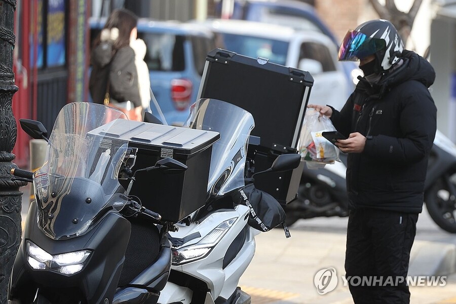 ▲ 서울 시내 한 음식점에서 라이더가 배달 음식을 수령하고 있다. ⓒ연합뉴스