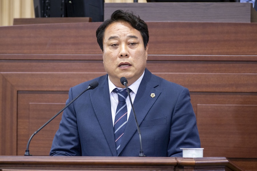 ▲ 경상북도의회 노성환 의원(고령, 농수산위원회)은 6월 10일 제356회 경상북도의회 정례회 제1차 본회의 도정질문을 통해 스마트팜 생산비 급등 대책, 농촌지역 도시가스 공급 확대, 도로공사 지연 해결, 농어촌 교육여건 개선 등에 대해 질의하고 근본적인 대책 마련을 강력히 촉구했다.ⓒ경북도의회