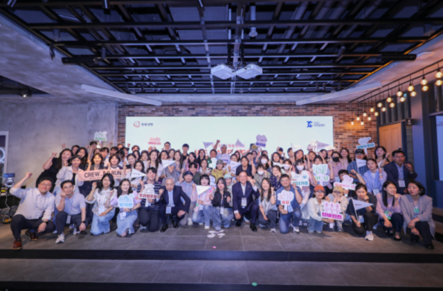 ▲ 6월 10일(화) 오후, 드림플러스 강남에서 열린 발대식에서 한화생명 홍정표 커뮤니케이션실 부사장(첫줄 좌측에서 열번째), 대한암협회 이민혁 회장(첫줄 좌측에서 여섯번째) 및 암경험청년 돌봄 캠페인 크루원들이 기념촬영을 하고 있다.ⓒ한화생명