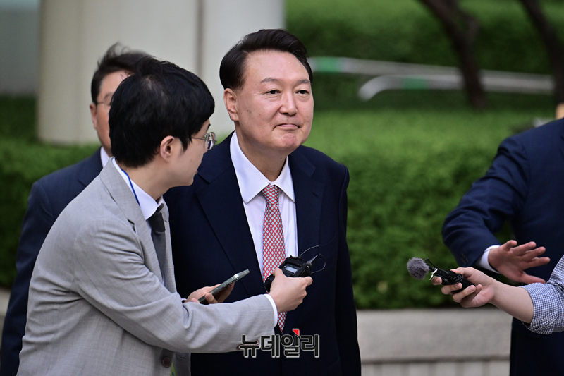 ▲ 윤석열 전 대통령이 9일 오후 서울 서초구 서울중앙지방법원에서 열린 내란 우두머리 혐의, 직권남용 권리행사방해 혐의 사건 6차 공판을 마친 후 취재진의 질문을 받으며 법원을 나서고 있다. ⓒ사진=공동취재단