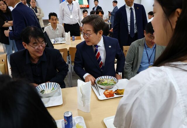 ▲ 이재명 대통령이 11일 서울 용산 대통령실 기자식당에서 출입기자들과 식사를 하며 대화를 나누고 있다. ⓒ뉴시스