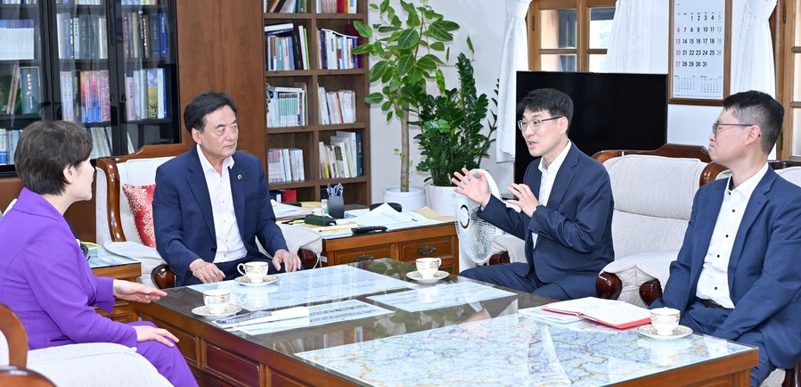 ▲ 김정기 대구광역시장 권한대행은 6월 10일 대구시의회를 방문해 이만규 의장을 만나, 새정부 출범에 맞춰 주요 현안사업이 차질 없이 추진될 수 있도록 시의회 차원의 적극적인 협조와 지원을 당부했다.ⓒ대구시