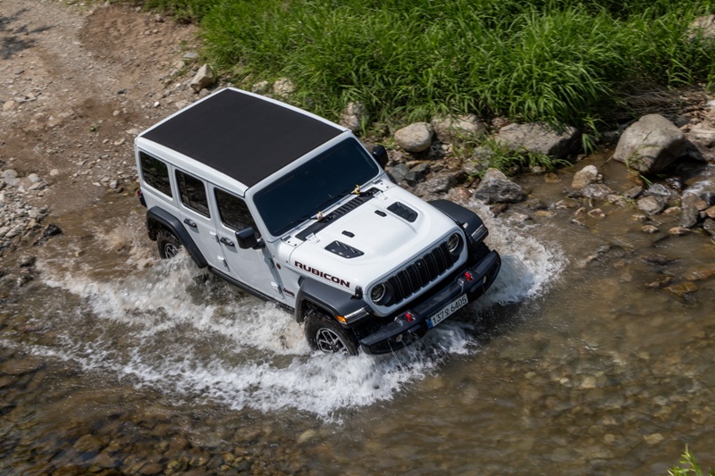 ▲ 지난달 30일 '지프 루비콘 데이'에서 랭글러 루비콘 차량이 물웅덩이를 지나고 있다. ⓒ스텔란티스코리아