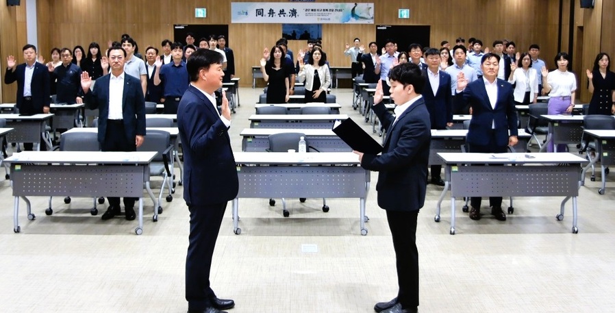 ▲ 이용선(왼쪽) 총괄본부장과 정성만(오른쪽) 계장이 충북농협 임직원과 함께 윤리경영 실천을 결의하고 있다. ⓒ충북농협