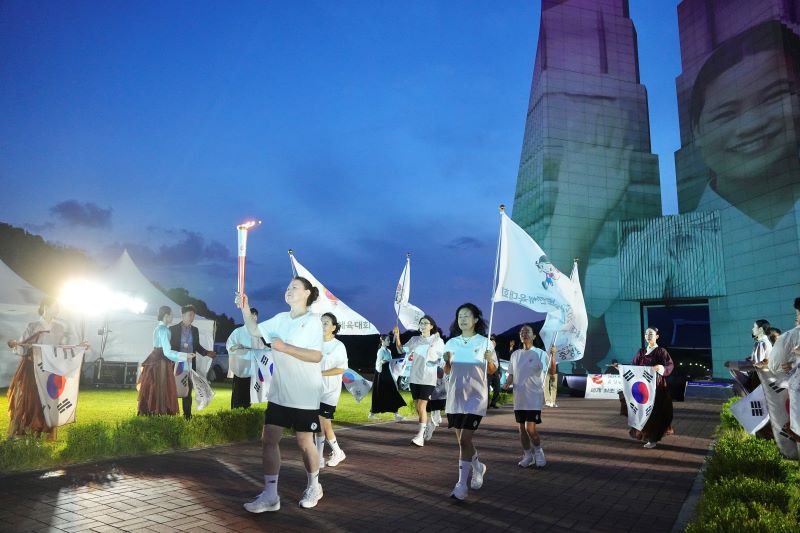 ▲ 독립기념관에서 수소전기로 채화된 ‘2025 제77회 충청남도민체육대회’ 성화가 봉송길에 오르고 있다.ⓒ천안시