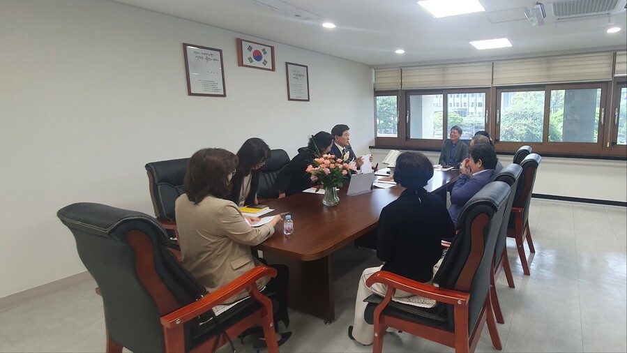 ▲ 김광수 제주교육감과 김지혜 제주특별자치도교육청 초등교육과장을 비롯한 제주의 ‘글로벌 역량학교’ 교장단들이 11일 도교육청에서 열린 ‘글로벌 역량학교 운영협의회’를 마친 후 교육감실에서 협의사항에 관해 논의하고 있다. ⓒ노재균 기자