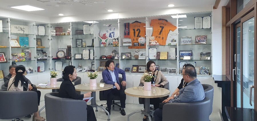▲ 김지혜 제주특별자치도교육청 초등교육과장을 비롯한 제주의 ‘글로벌 역량학교’ 교장단들이 11일 ‘글로벌 역량학교’운영에 관한 사안에 대해 의견을 나누고 있다. ⓒ노재균 기자