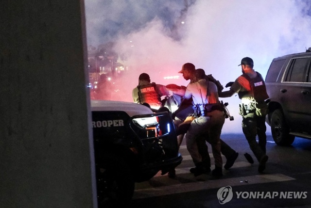 ▲ 텍사스 오스틴에서 시위대를 진압하는 경찰. 250609 로이터=연합뉴스. ⓒ연합뉴스