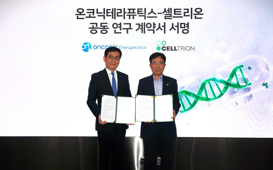 ▲ 11일 송도 셀트리온 본사에서 김존 온코닉테라퓨틱스 대표(왼쪽)와 권기성 셀트리온 수석부사장(오른쪽)이 차세대 이중기전 합성치사 항암신약 후보물질 '네수파립'과 항암 바이오시밀러 '베그젤마' 병용요법에 대한 공동연구개발 계약을 체결하고 기념 촬영을 하고 있다. ⓒ온코닉테라퓨틱스