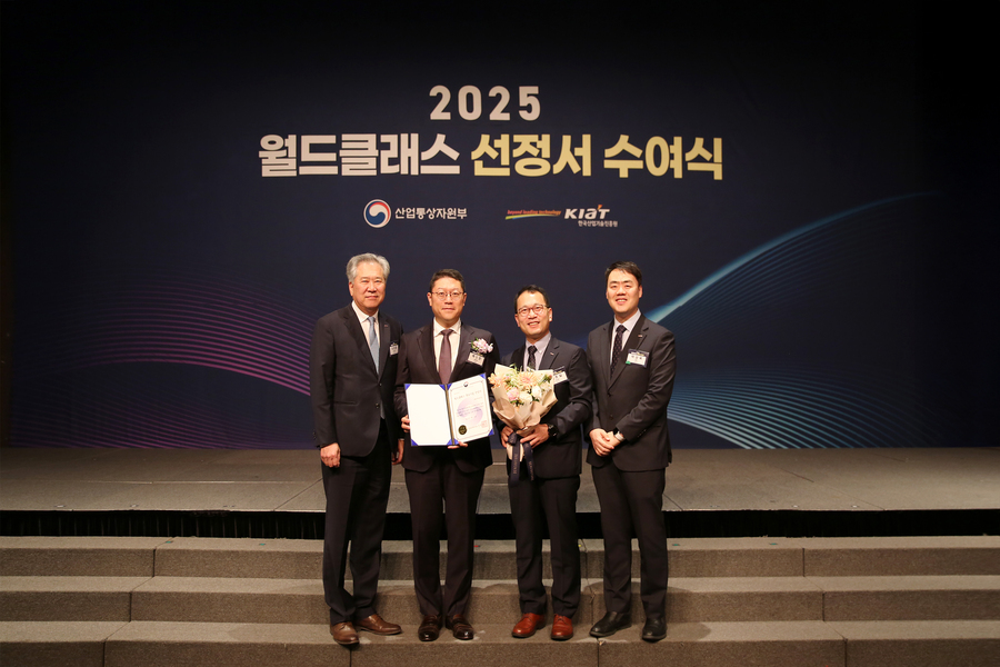 ▲ (왼쪽부터) 대원제약 중앙연구소장 이경준 전무, 백인환 사장, R&D부문장 김주일 부사장, 박상욱 연구기획팀장이 기념사진을 촬영하고 있다. ⓒ대원제약