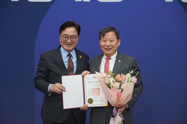 ▲ 국민의힘 이철규의원이 11일 국회 개원 77주년을 맞아 진행된 '제5회 대한민국 국회 의정대상' 시상식에서 입법 활동 부문 수상자로 선정되는 영예를 안았다.
ⓒ이철규의원실