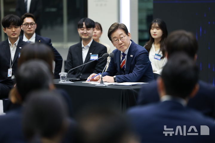 ▲ 이재명 대통령이 11일 오전 서울 영등포구 한국거래소에서 열린 주식시장 불공정거래 근절을 위한 현장 간담회에서 참석자의 발언을 듣고 있다. ⓒ뉴시스