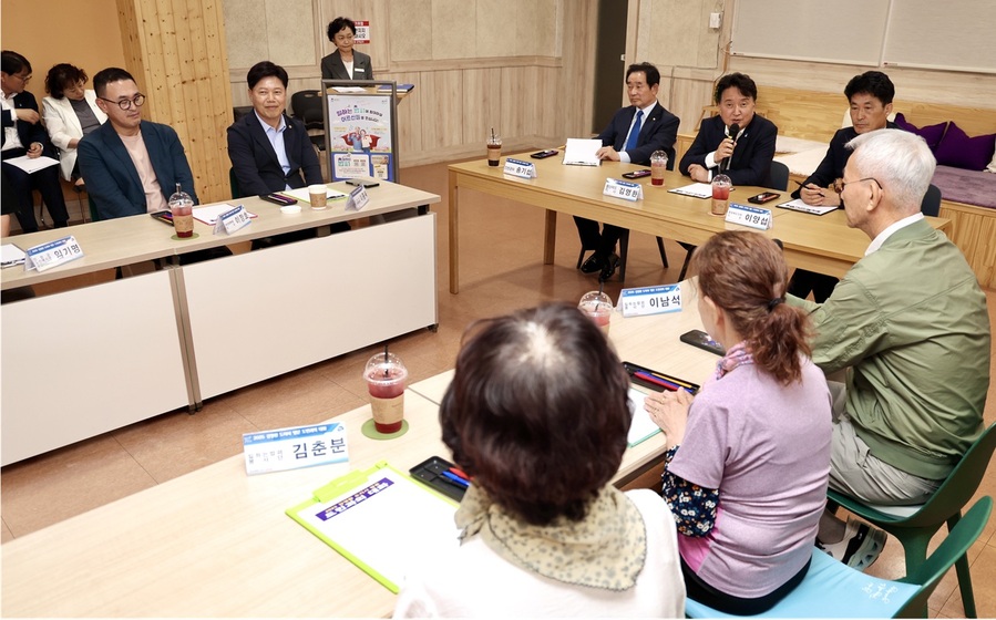 ▲ 김영환 지사가 11일 진천군 노인복지관을 방문해 충북도가 최초로 시행한 생산적 일손봉사 정책인 ‘일하는 밥퍼’사업의 진천군 추진상황을 점검하고, 자동차 부품 조립 작업을 함께하며 어르신 봉사자 및 일감 제공 기관 관계자 등 10여명과 간담회를 갖고 현장의 애로사항을 청취하고 있다. ⓒ충북도