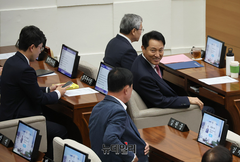 ▲ 오세훈 서울시장이 11일 제331회 서울시의회 정례회 시정질문에 앞서 참석자들과 인사하고 있다. ⓒ정상윤 기자
