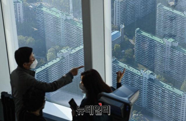 ▲ 오세훈 서울시장이 11일 제331회 서울시의회 정례회 시정질문에 앞서 참석자들과 인사하고 있다. ⓒ정상윤 기자