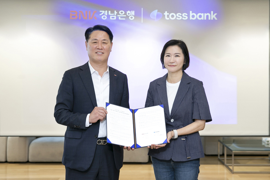 ▲ 토스뱅크 본사에서 BNK경남은행 김태한(왼쪽) 은행장과 토스뱅크 이은미 은행장이 '공동 상품 개발 및 상호 혁신을 위한 업무협약'을 체결하고 있다. ⓒ토스뱅크