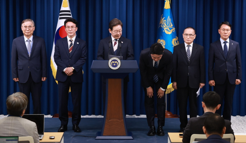 ▲ 이재명 대통령이 4일 서울 용산 대통령실 청사에서 새 정부 첫 인사를 발표하고 있다. 왼쪽부터 이종석 국정원장 후보자, 김민석 국무총리 후보자, 이 대통령, 강훈식 비서실장, 위성락 안보실장, 황인권 경호처장. ⓒ대통령실통신사진기자단 제공